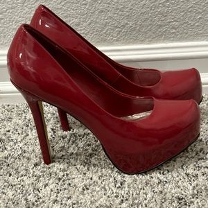 Steve Madden closed toe dark red platform pumps. Sz 8